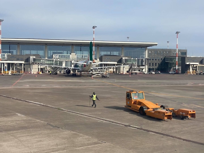 Etna, la cenere lavica blocca l'operatività dell'aeroporto di Catania