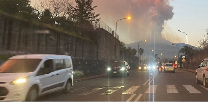 Cenere lavica, a Catania torna divieto di circolazione per mezzi a due ruote
