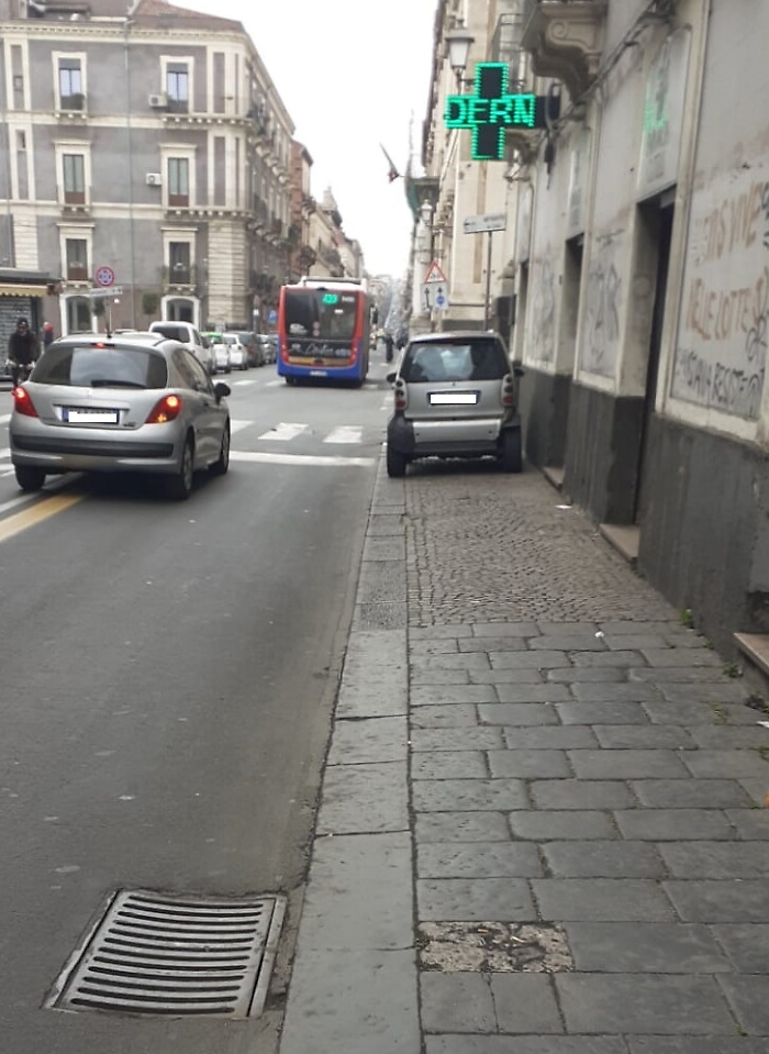 Catania: parcheggio selvaggio o...posto riservato?