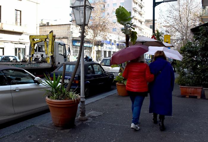 A Catania in giro con l'ombrello per difendersi dalla cenere