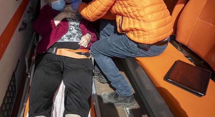 Catania: la signora Nada, 97 anni, riceve il vaccino in ambulanza