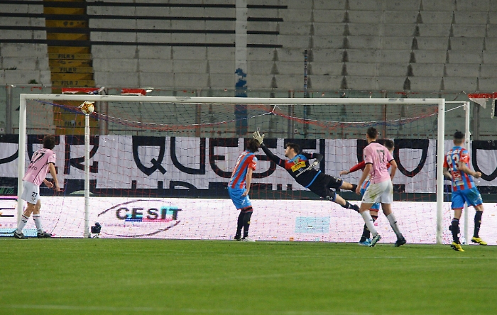 Il gran gol di Santana (foto Galtieri)