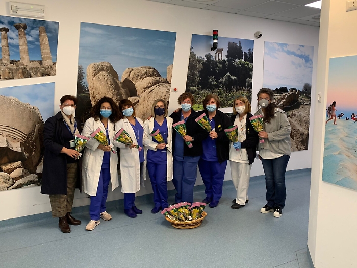 8 marzo, mimose in reparto per le pazienti e le operatrici sanitarie dell’oncologia di Agrigento