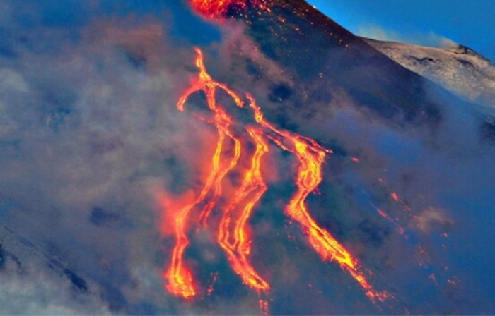 Etna, continua l'attivit&agrave; eruttiva: campo lavico ramificato in tre bracci