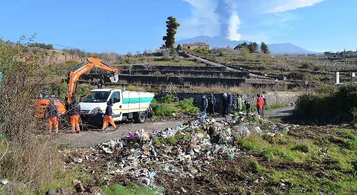 Etna, i viticoltori affittano una ruspa per ripulire la discarica abusiva