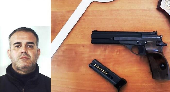 Caltagirone, in auto con una pistola pronta a sparare: preso affiliato al clan Laudani