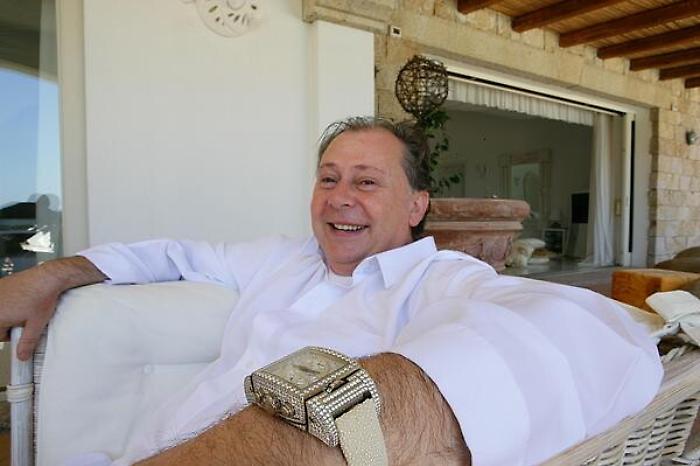 Orologi di lusso venduti dai clan: tra i clienti anche Lele Mora ed ex calciatori