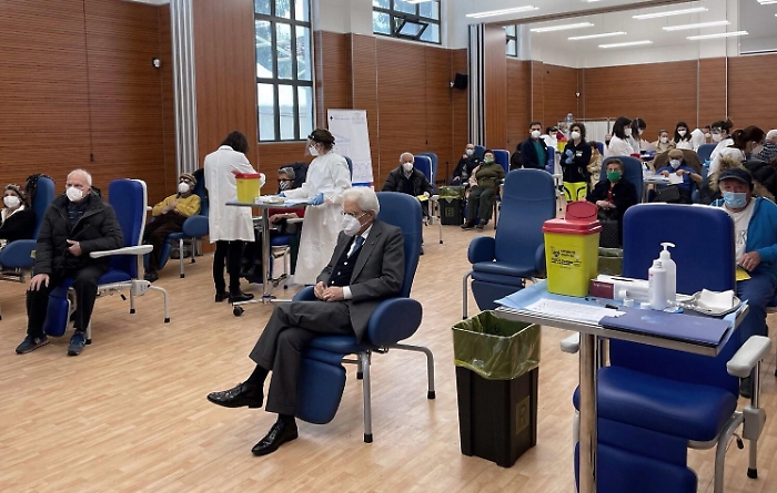 Vaccini: Mattarella si mette in fila come tutti i cittadini e riceve la prima dose