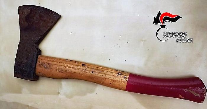 Catania, minacciava con un'ascia la compagna e il figlio di lei: arrestato