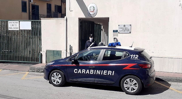 Donna "respinta" aggredisce l'ex amante e la moglie di lui: denunciata