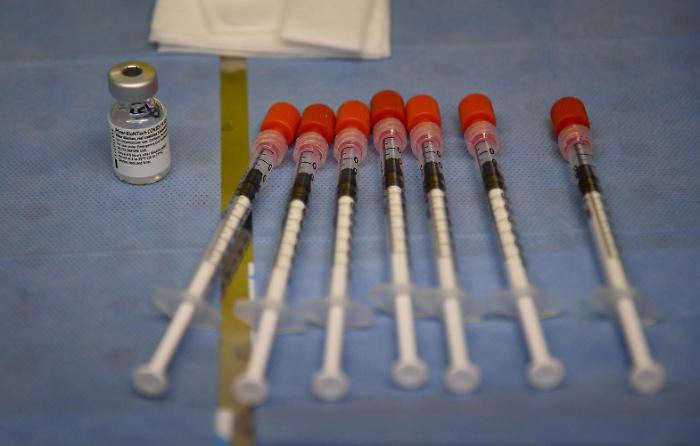 Covid, al via in Sicilia le prenotazioni dei vaccini per i settantenni