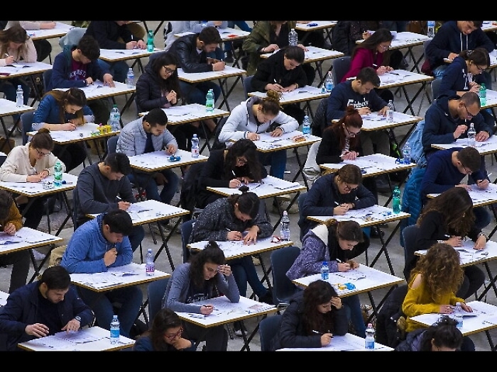 Istat, all'inizio i laureati pi&ugrave; precari