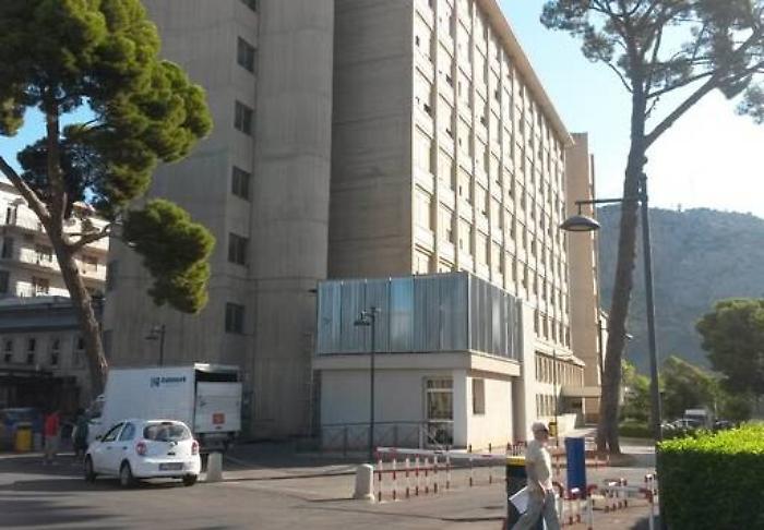 Palermo, violenza a Villa Sofia: donna di 50 anni aggredisce un infermiere con un bastone e ferisce una guardia, denunciata
