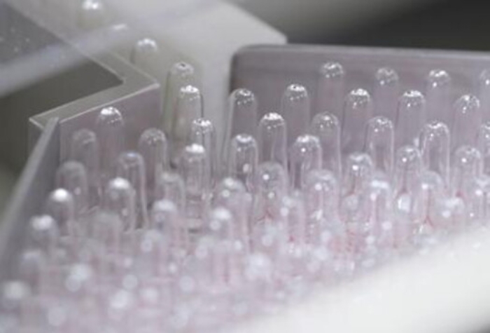 Coronavirus, «iter accelerato per ok vaccino»: bufera su commissario Fda