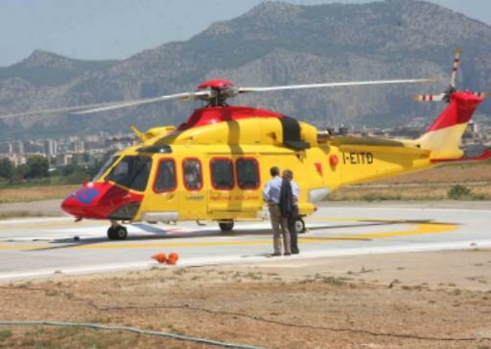 Sale sul tetto di un magazzino e precipita: grave ragazza di 14 anni