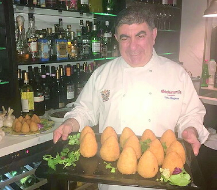 Londra, così lo chef siciliano Pino supera il lockdown: «Lezioni social di polpette e arancini»