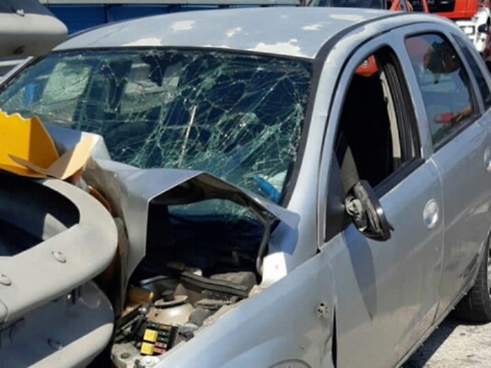 Catania: auto si schianta contro guardrail, 24enne rischia la vita