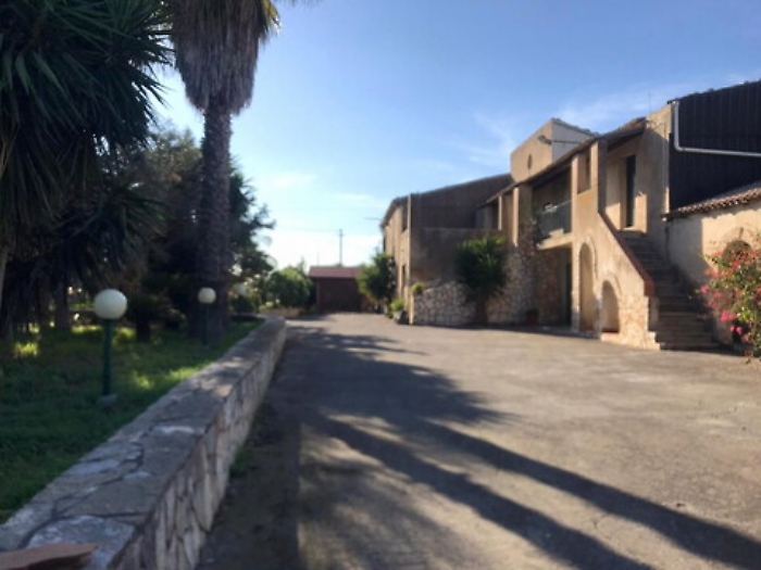 Se lo Stato deve chiedere permesso nell’agrumeto confiscato alla mafia: il caso di Palagonia