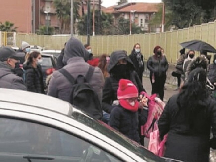 Covid, assembramenti davanti a scuole Genitori a Catania: &laquo;Pogliese e Musumeci saranno responsabili contagi&raquo;