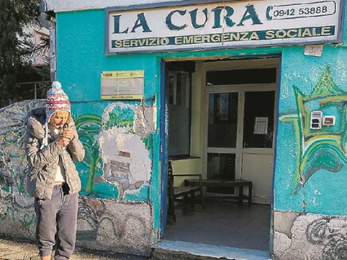 Giardini Naxos, la libert&agrave; di Nadine diventa un caso: &laquo;Vivo di strada e non voglio pareti&raquo;