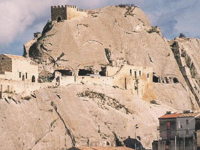 &laquo;Antica sede dei Siculi, nemica di Cartagine Enna fu luogo di stragi orrende e spoliazioni&raquo;