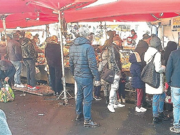 Covid, niente distanziamento nei mercati storici catanesi presi d'assalto anche per la crisi