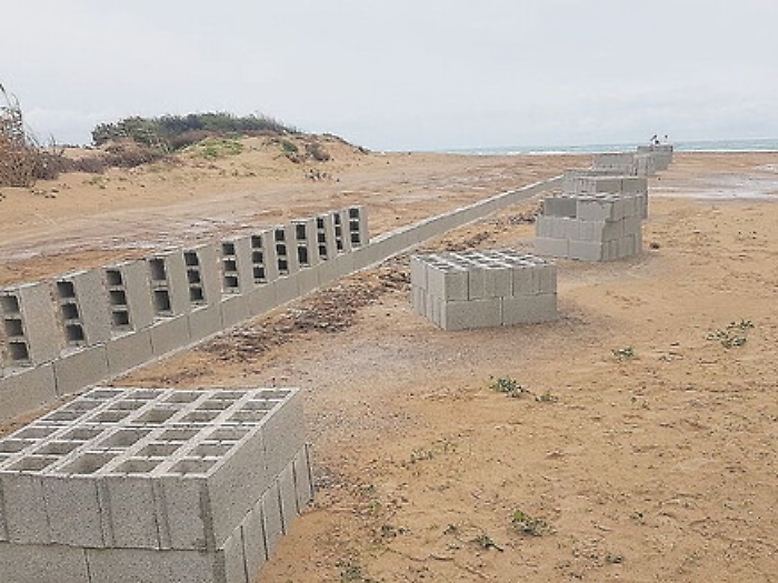 Un muro di cemento a Carratois: abusivismo nella spiaggia caraibica