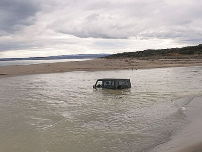 S’impantana con il fuoristrada all’Oasi del Simeto: turista multato