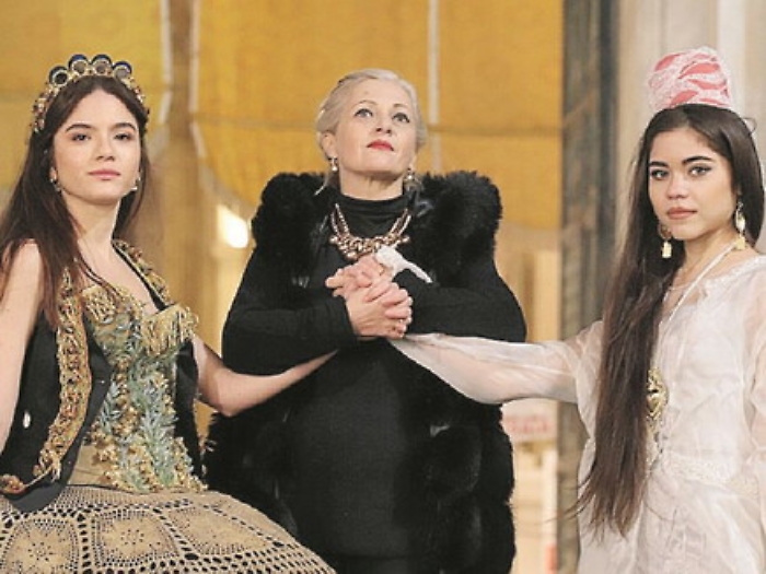 "Contamin/Azione": abiti e costumi teatrali in mostra nel segno della voglia di vivere