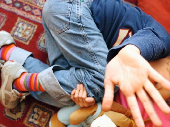 Abusi su bimba di 9 anni a Messina, responsabile era il compagno della madre