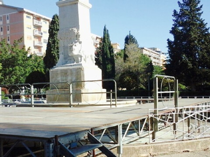 Agrigento, un palco sotto il monumento ai Caduti