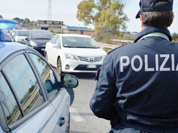 Auto non si ferma al posto di blocco, scene da film poliziesco tra Villaseta e Monserrato