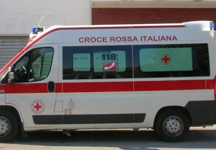 Messina, rinchiude in una stanza la compagna e si barrica in casa