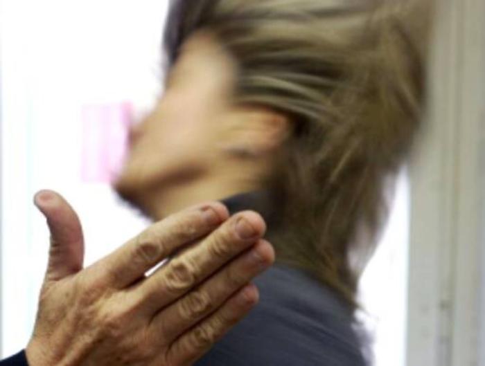 «Voglio vedere il cellulare», marito geloso picchia la moglie: arrestato