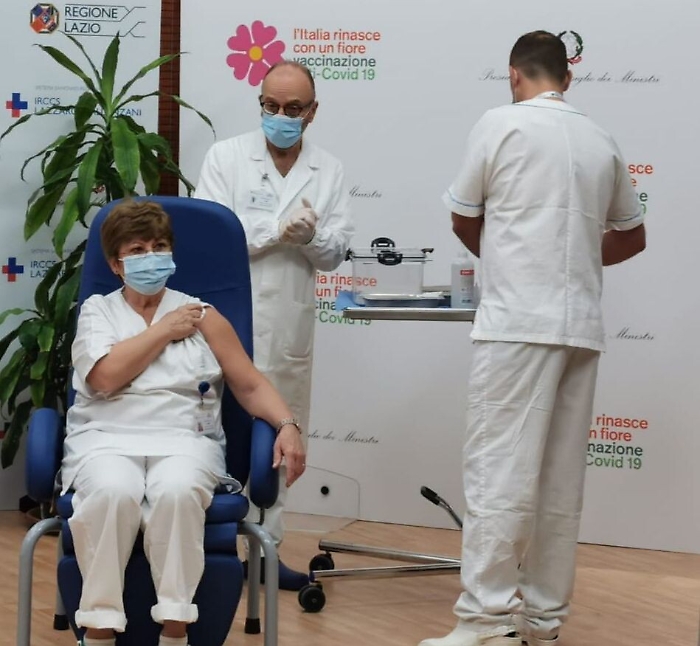 Vaccino-day, somministrate prime dosi allo Spallanzani