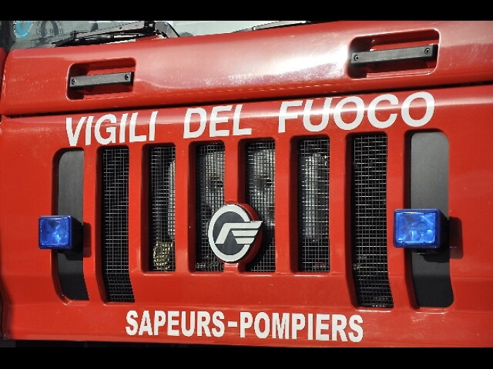 Furgone di pompe funebri bruciato a Villaseta