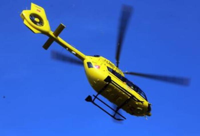 Cade dal tetto di casa sua mentre sistema l'antenna, noto ristoratore ferito gravemente