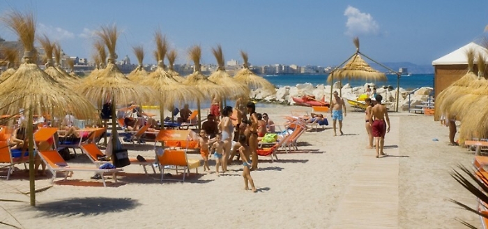 Coronavirus, ombrelloni lontani ma sì ai bagni: iodio e sale uccidono il virus