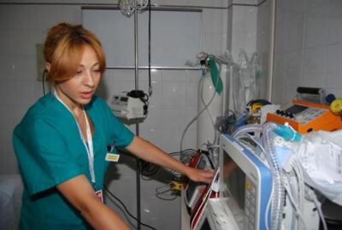 Ricerca: precariato e poche tutele, la dura vita delle mamme in camice