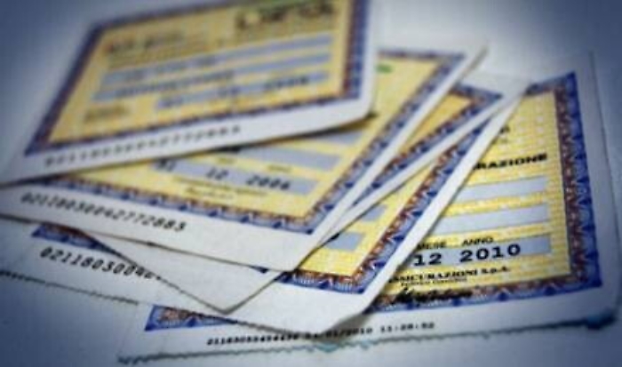 Non esibisce l'assicurazione dell'auto
e scatta multa: ma giudice l'annulla