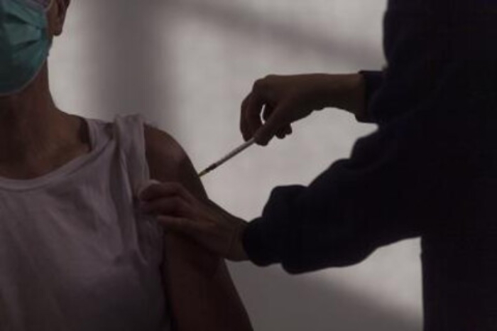 Da febbre a dolori, 30.000 reazioni avverse su 4,1 milioni di vaccini inoculati in Italia: il report dell'Aifa