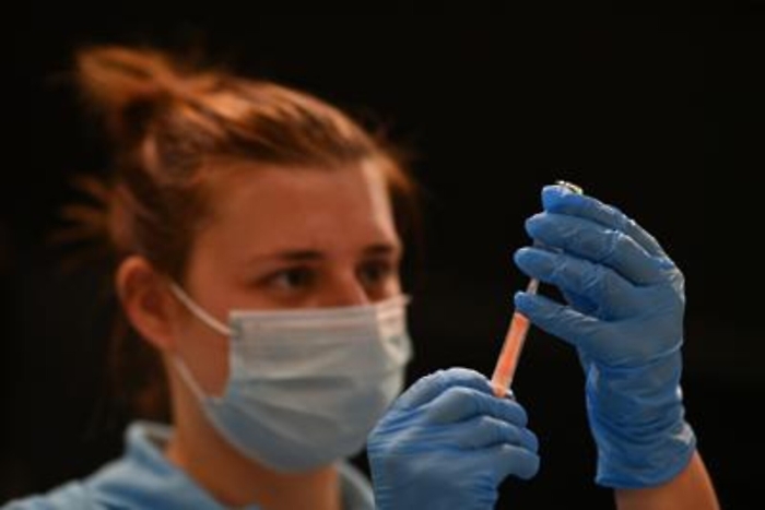 Covid, l'Oms: &laquo;Nel mondo casi settimanali dimezzati&raquo;