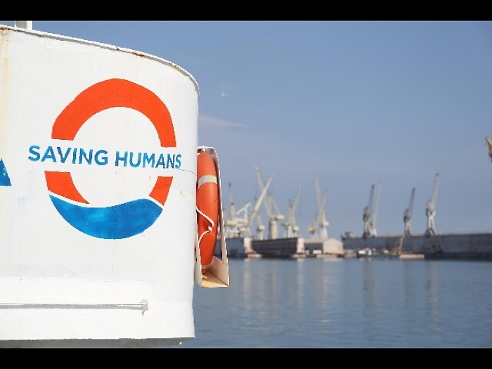 Il vescovo di Mazara Mogavero sulla nave Ong "Mare Jonio": «Persone splendide che salvano naufraghi»