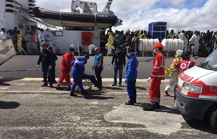 Migranti, in 1.000 sbarcati a Palermo: a bordo anche sette cadaveri