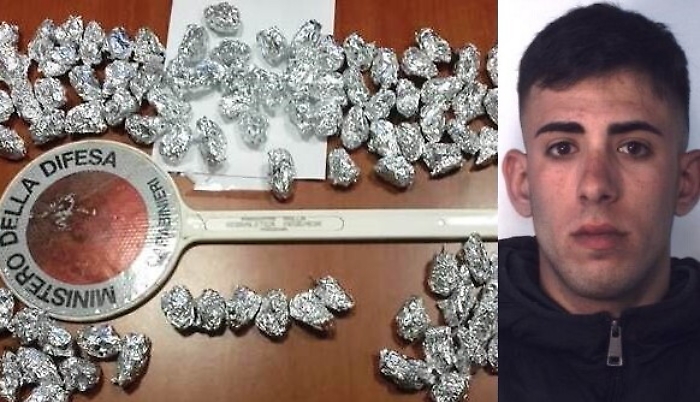 Giovane spacciatore arrestato dai carabinieri a Catania