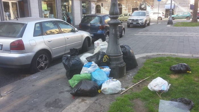 Catania, i maleducati che lasciano i rifiuti in piazza Jolanda: a quando i verbali?