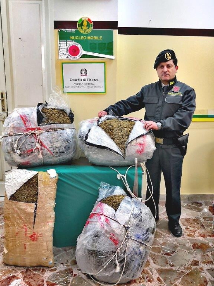 Sbarca dal traghetto con 57 kg di marijuana: arrestati corriere della droga