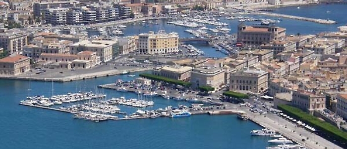 Siracusa, peschereccio con 9 migranti in porto: i test anti covid tutti negativi