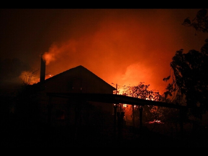 Fiamme nel Messinese, evacuate venti famiglie minacciate dal fuoco