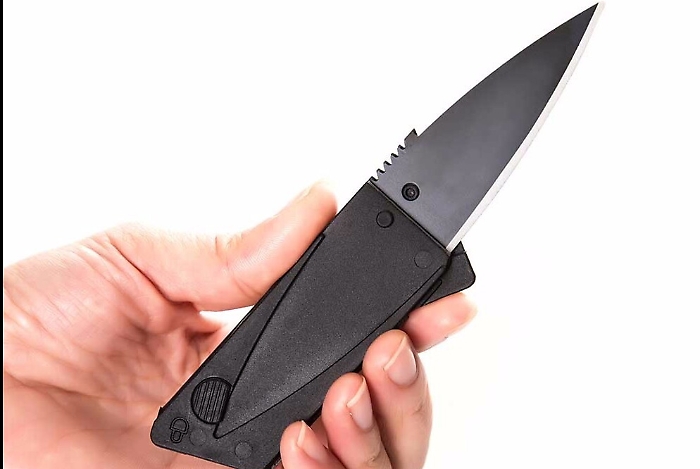 Catania, all'aeroporto tenta imbarco con coltello-carta di credito: denunciato